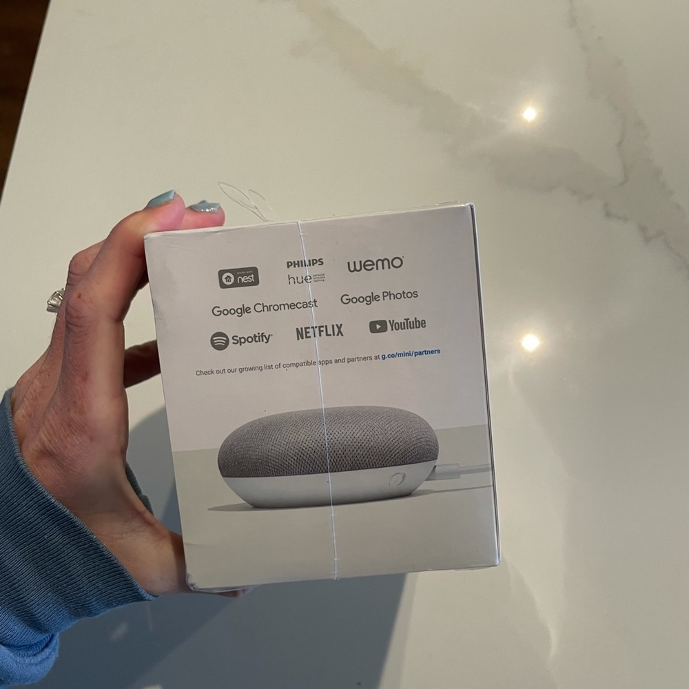 Google Home Mini - Picture 2 of 4